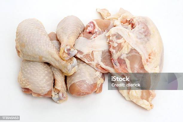 Photo libre de droit de Uncooked Les Cuisses De Poulet Et Os banque d'images et plus d'images libres de droit de Cuisse de poulet cuite - Cuisse de poulet cuite, Aliment, Aliment cru