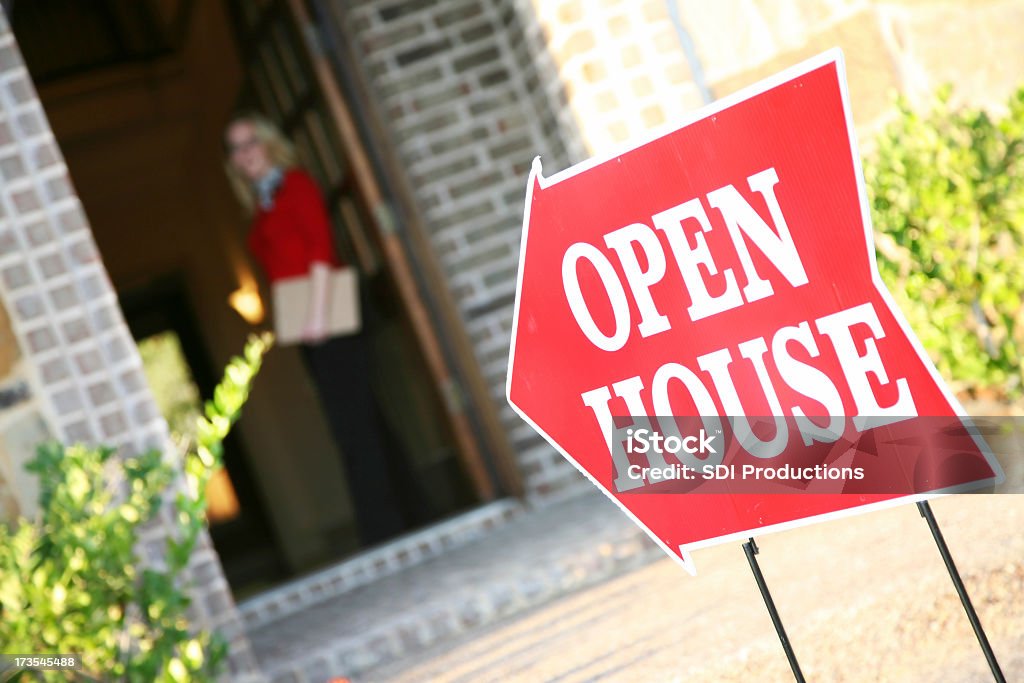 Makler öffnen Tür in einem Open House - Lizenzfrei Hausbesichtigung Stock-Foto