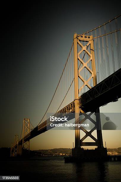 Puente De La Bahía De San Francisco Foto de stock y más banco de imágenes de Noche - Noche, Anochecer, Autopista