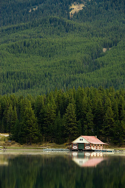 istock Cabin on the lake at sunrise 173545551