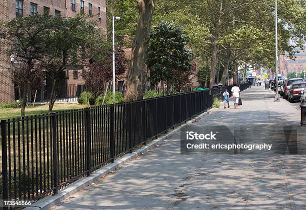 Quartiere Basso Reddito - Fotografie stock e altre immagini di Ambientazione esterna - Ambientazione esterna, Appartamento, Assistenza ai bisognosi