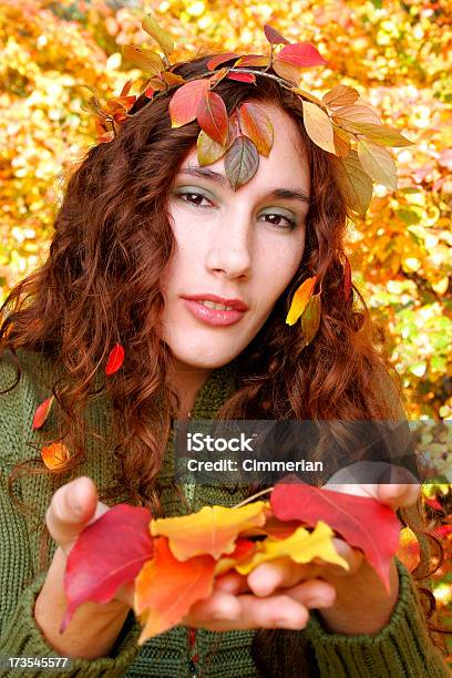 Autumnal Beleza - Fotografias de stock e mais imagens de Adolescente - Adolescente, Adulto, Amarelo