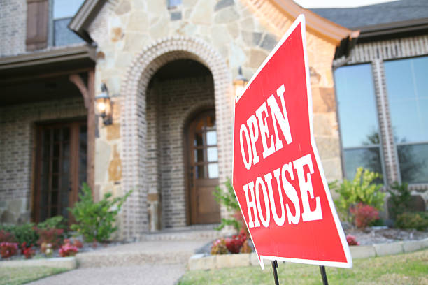 istock Red Sign Pointing To An Open House 173545718