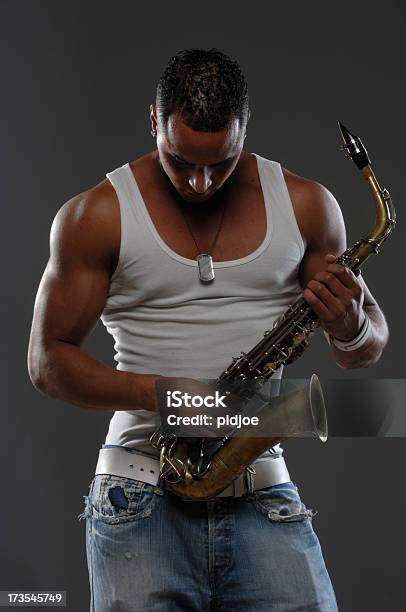 Black Muzyk Z Saksofon - zdjęcia stockowe i więcej obrazów Afrokaraibowie - Afrokaraibowie, Afrykanin, Artysta