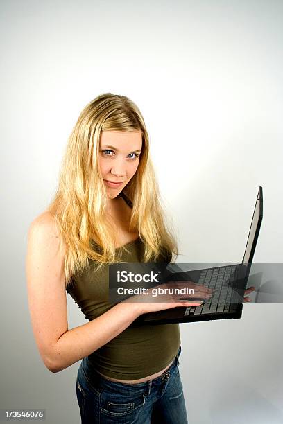 Mädchen Mit Laptop Stockfoto und mehr Bilder von Armband - Armband, Bauch, Blau