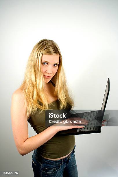 Menina Segurando Computador Portátil - Fotografias de stock e mais imagens de Abdómen - Abdómen, Abdómen Humano, Adulto