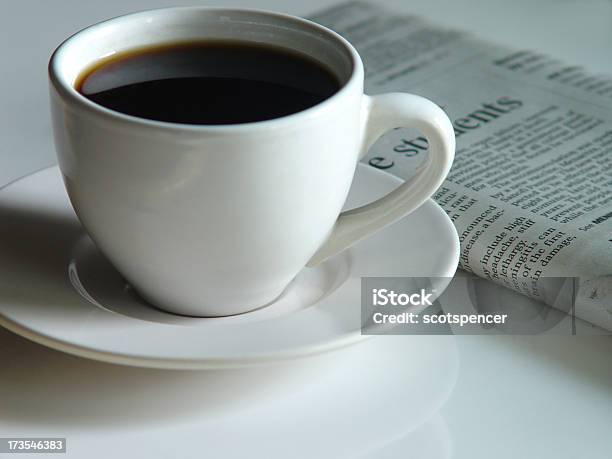 Café Por La Mañana Y De Papel Foto de stock y más banco de imágenes de Adicción - Adicción, Cafeína, Café - Bebida