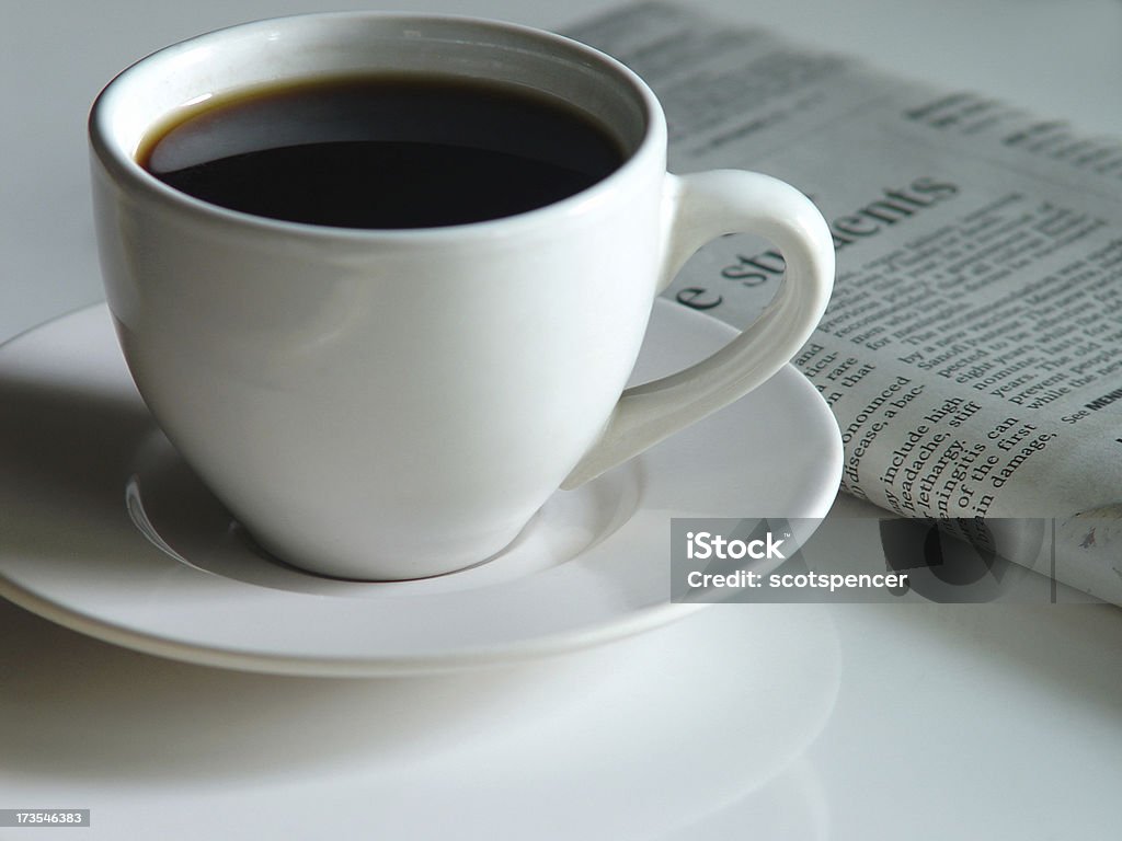 Утренний кофе и бумага - Стоковые фото Газета роялти-фри
