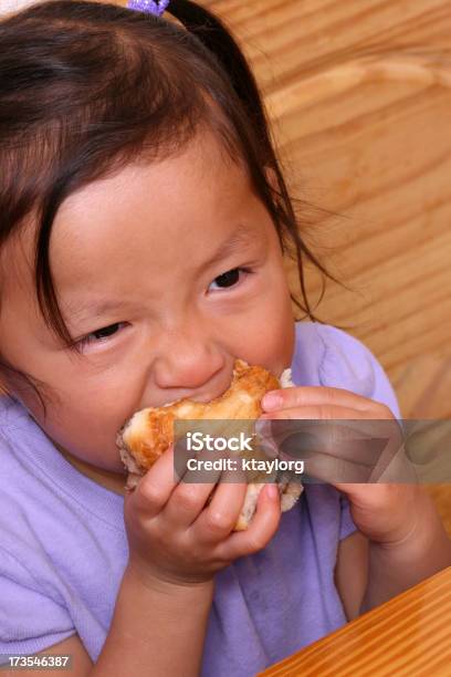 Chinesische Vorschulkind Beißen In Hamburger Stockfoto und mehr Bilder von Asiatischer und Indischer Abstammung - Asiatischer und Indischer Abstammung, Beißen, Brötchen