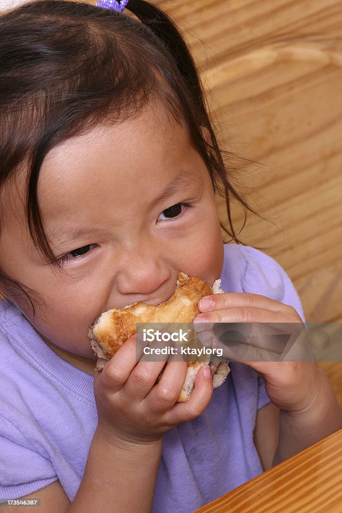 China niño pre-escolar muescas demasiado profundas en hamburguesa - Foto de stock de Alimento libre de derechos