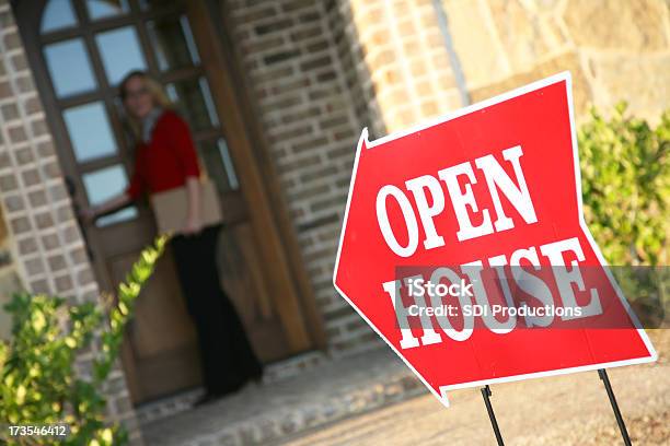 Open House Mit Frau Makler Stockfoto und mehr Bilder von Bildschärfe - Bildschärfe, Eigenheim, Eine Frau allein