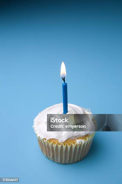 Cupcake - Fotografie stock e altre immagini di Blu - Blu, Candela - Attrezzatura per illuminazione, Cibi e bevande