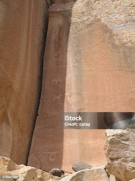 Pionowe Petroglyphs W Stanie Utah - zdjęcia stockowe i więcej obrazów Antyczny - Antyczny, Antylopa, Aranżacja