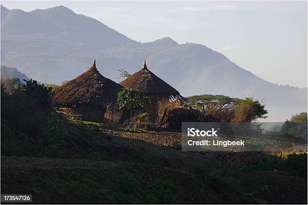 Paisaje Con Cabañas En Etiopía Foto de stock y más banco de imágenes de Agricultura - Agricultura, Aire libre, Ajardinado