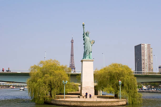statua wolności na sekwany w paryżu - copy statue zdjęcia i obrazy z banku zdjęć