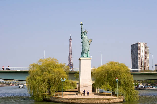 a estátua da liberdade no rio sena, em paris - eiffel tower paris france famous place france - fotografias e filmes do acervo