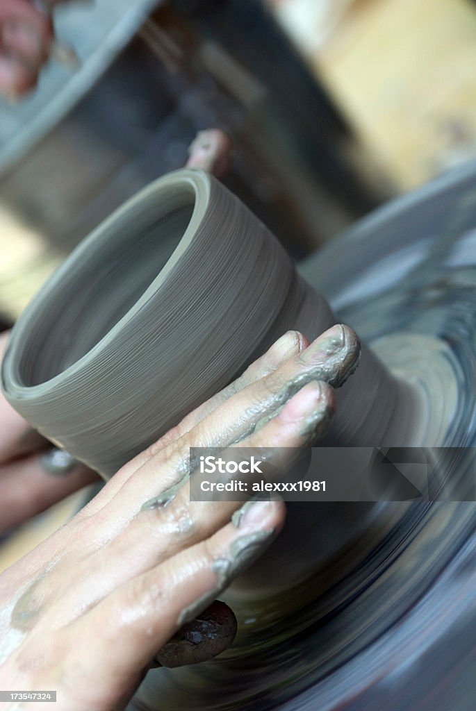 Гончар придает кувшин из глины - Стоковые фото Аборигенная культура роялти-фри