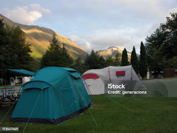 Foto de De Acampamento e mais fotos de stock de Acampar - Acampar, Atividade Recreativa, Barraca