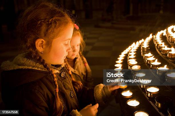 어린 걸스 교회 조명 촉광 교회에 대한 스톡 사진 및 기타 이미지 - 교회, 아이, 어두운 색