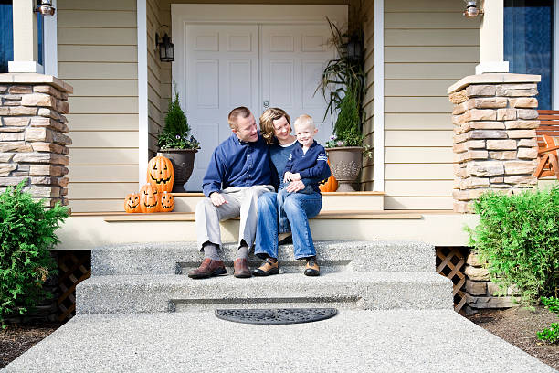 glückliche familie zu hause für halloween - snohomish county stock-fotos und bilder