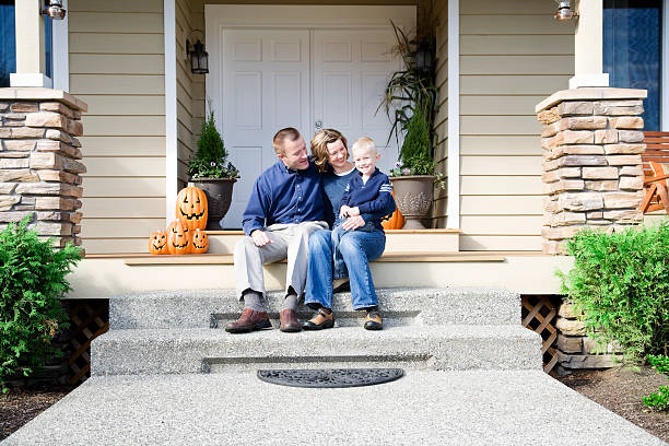 familia feliz en casa para halloween - snohomish county fotografías e imágenes de stock