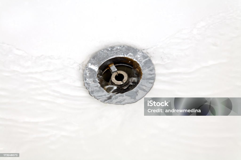 Por la Plughole a continuación para ver la versión alternativa - Foto de stock de Desagüe libre de derechos