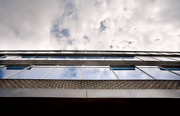 brutalist 1970's office-block-leuchtkasten unter mehr architektonische außenansicht - stockport stock-fotos und bilder