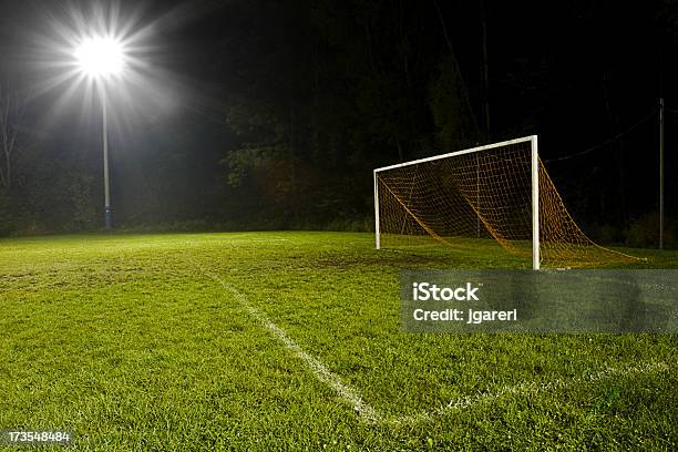 Fußballplatz Bei Nacht Stockfoto und mehr Bilder von Aufnahme von unten - Aufnahme von unten, Bildhintergrund, Designelement