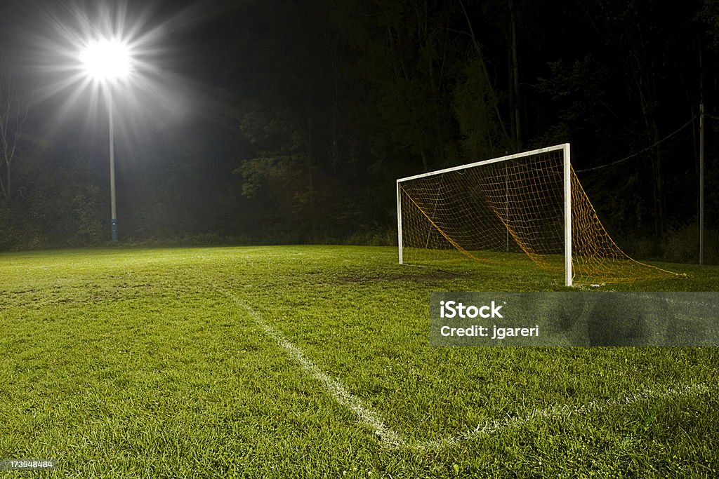 Campo de futebol, à noite - Foto de stock de Campo de Futebol royalty-free