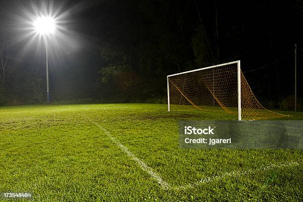 Foto de Campo De Futebol À Noite e mais fotos de stock de Campo de Futebol - Campo de Futebol, Campo esportivo, Competição