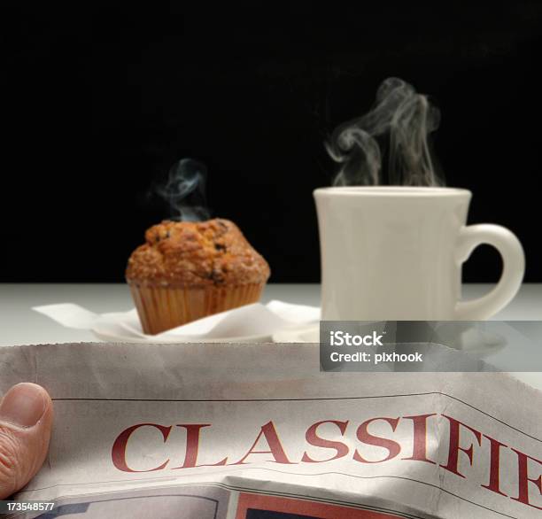 Foto de A Pesquisa e mais fotos de stock de Anúncio de trabalho - Anúncio de trabalho, Bran Muffin, Café - Bebida