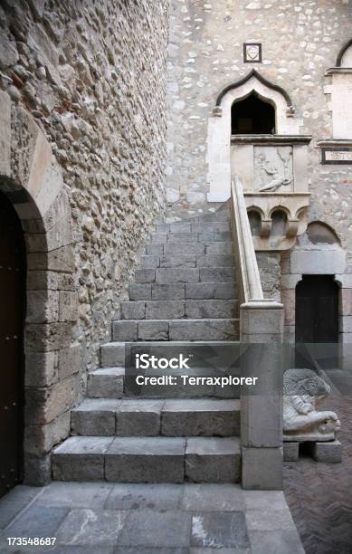 Escalera De Piedra De Medieval Castle Foto de stock y más banco de imágenes de Palacio - Palacio, Taormina, Aire libre