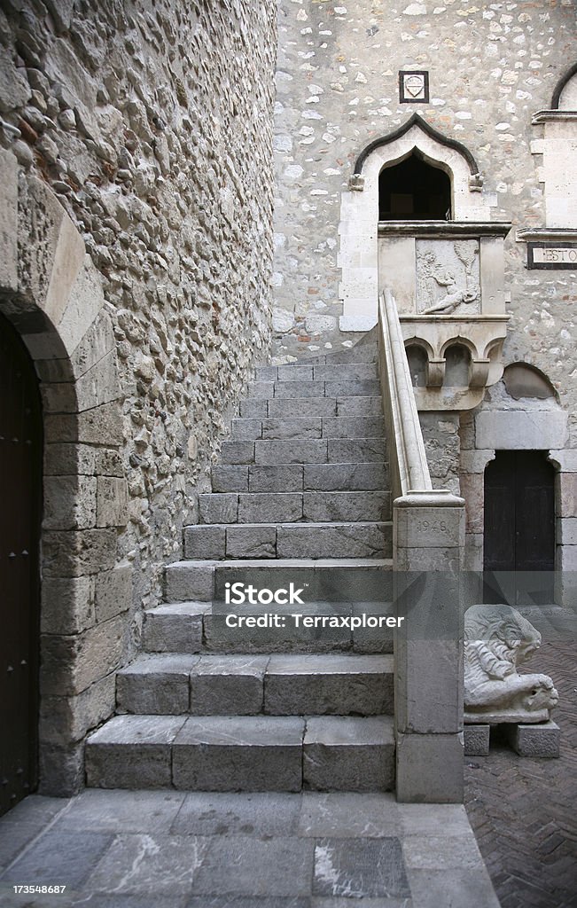 Kamienne schody z średniowieczny zamek - Zbiór zdjęć royalty-free (Pałac)