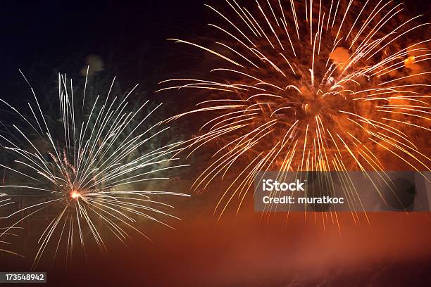 Foto de Exibição De Fogos De Artifício e mais fotos de stock de Arte, Cultura e Espetáculo - Arte, Cultura e Espetáculo, Brilhante - Luminosidade, Colorido