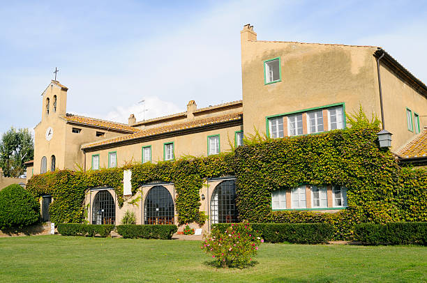 de carros country inn com capela - villa italian culture facade ornamental garden imagens e fotografias de stock
