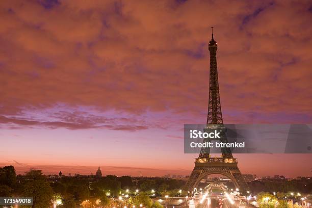 Torre Eiffel Allalba - Fotografie stock e altre immagini di A forma di stella - A forma di stella, Acciaio, Alba - Crepuscolo
