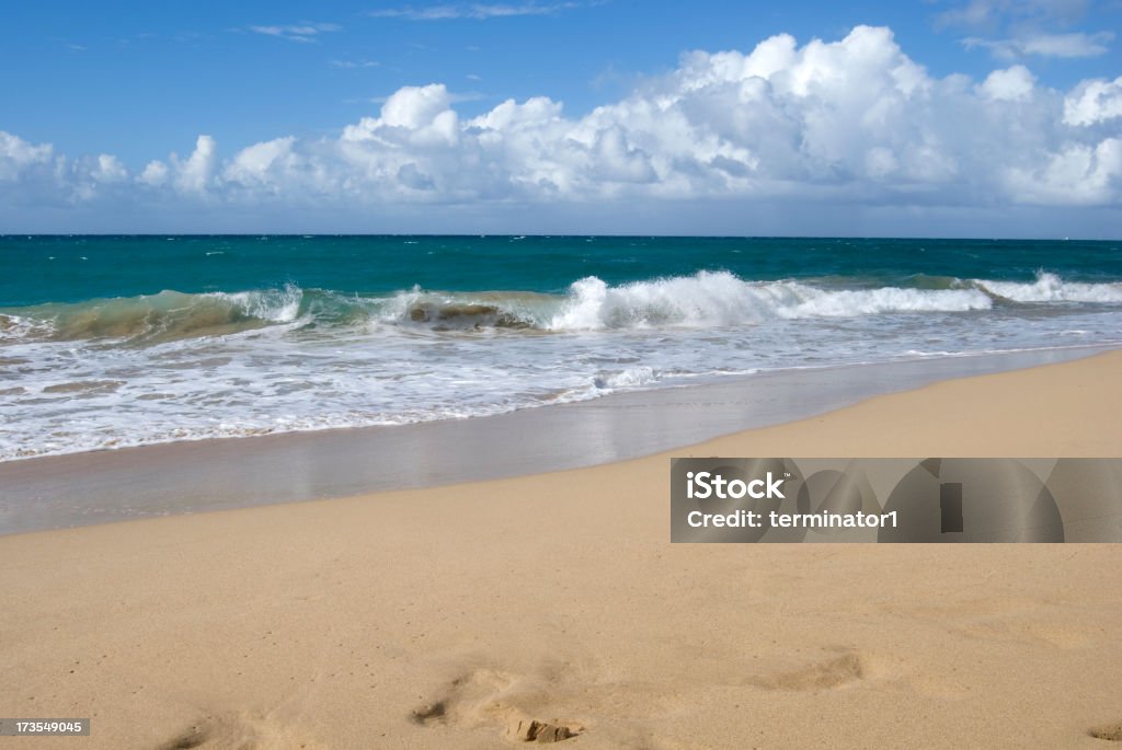 Ondas que se quebram na praia - Foto de stock de Areia royalty-free