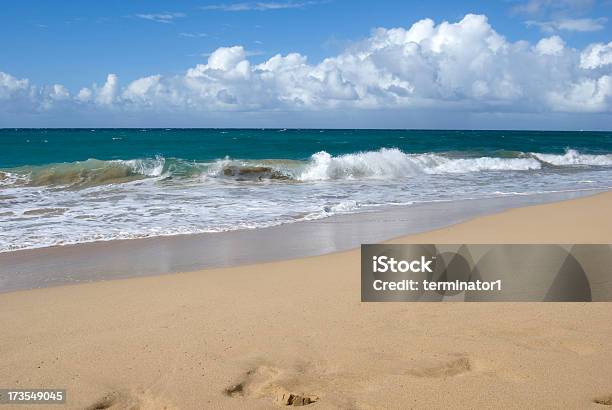 Foto de Ondas Que Se Quebram Na Praia e mais fotos de stock de Areia - Areia, Arrebentação, Azul
