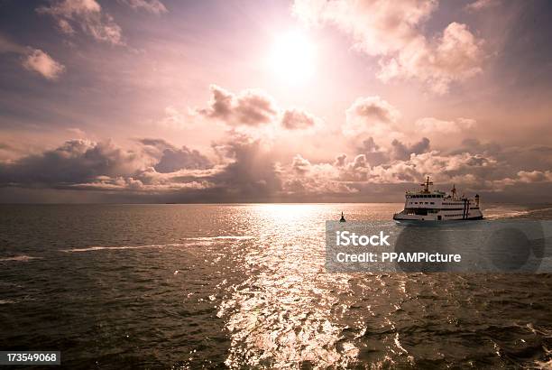 Sonnenuntergang Mit Einer Fähre Stockfoto und mehr Bilder von Entspannung - Entspannung, Fotografie, Fähre