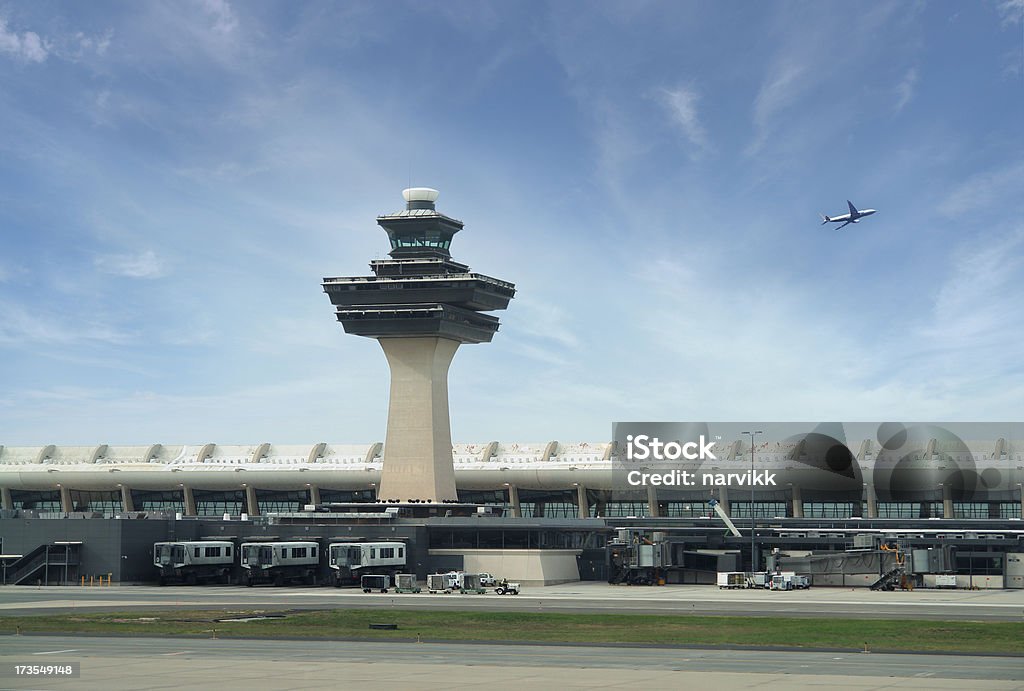 Aeropuerto Internacional Dulles de Washington, DC, EE. UU. - Foto de stock de Torre de control de circulación aérea libre de derechos