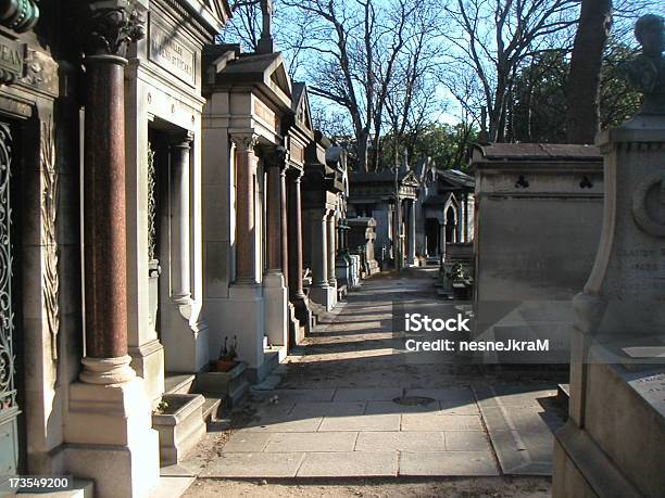 Der Friedhof De Montmatre In Paris Frankreich Stockfoto und mehr Bilder von Europa - Kontinent - Europa - Kontinent, Fotografie, Frankreich
