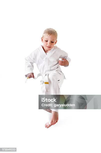 Rapaz A Praticar Em Seis Anos De Idade Sua Artes Marciais - Fotografias de stock e mais imagens de 4-5 Anos