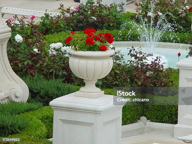 Vaso De Flor E Fonte - Fotografias de stock e mais imagens de Ajardinado - Ajardinado, Cimento, Em Frente de