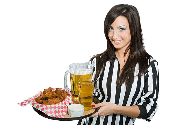 kelnerka z skrzydła i piwa - chicken strip zdjęcia i obrazy z banku zdjęć