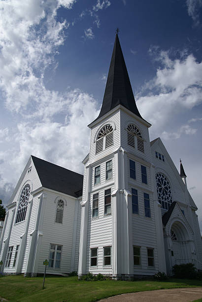 Igreja branca e céu azul - foto de acervo