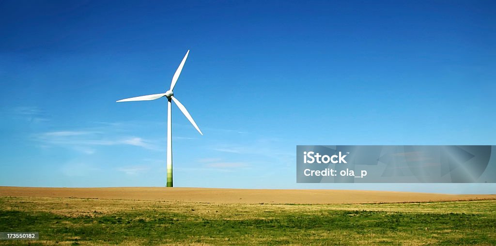 Turbine eoliche di Fattoria - Foto stock royalty-free di Abbracciare gli alberi