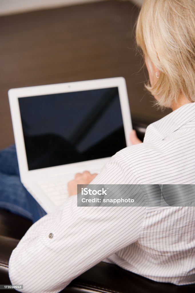 dessus l'épaule avec Blank ordinateur portable écran - Photo de Regarder libre de droits