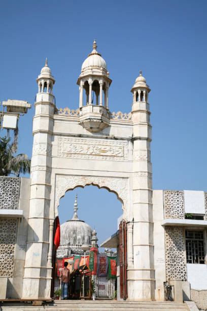 istock Entering the Haji Ali Mosque in Mumbai 173550646