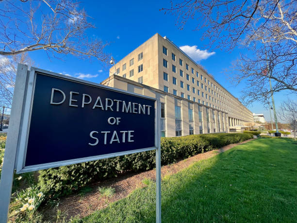 us state department / 23rd st and c st signs and buildings in the sun, spring. - us state department fotos imagens e fotografias de stock