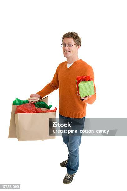 Uomo Con Regalo E Shopping Bag - Fotografie stock e altre immagini di 30-34 anni - 30-34 anni, Abbigliamento casual, Adulto